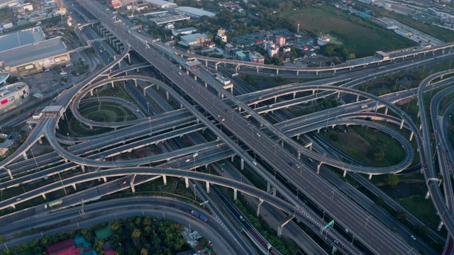 无人机拍摄的高速公路路口鸟瞰图。交叉高速公路立交桥横跨泰国曼谷的东外环线。视频素材