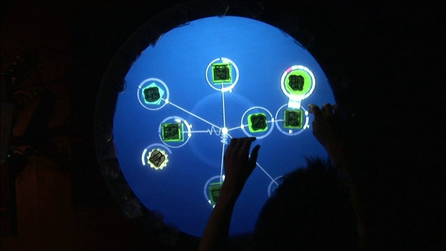 一名男子在玩一款使用人类脑电波的未来游戏。视频下载