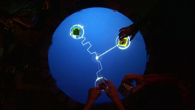 玩家在桌子上玩一个互动屏幕。视频下载