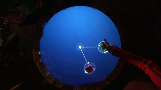 玩家按下装有互动屏幕的桌子。视频下载