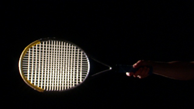 网球运动员多次挥动球拍。视频下载