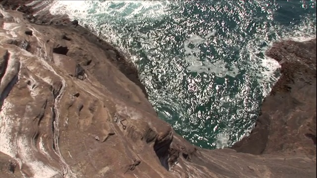 波浪冲刷着夏威夷的一个高悬崖的底部视频下载
