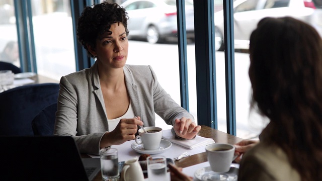 商务女性在咖啡馆开会视频下载