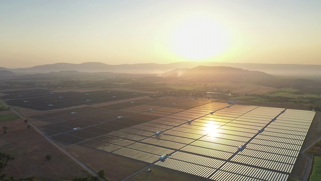 鸟瞰图太阳能农场与阳光，可再生能源，太阳能视频素材