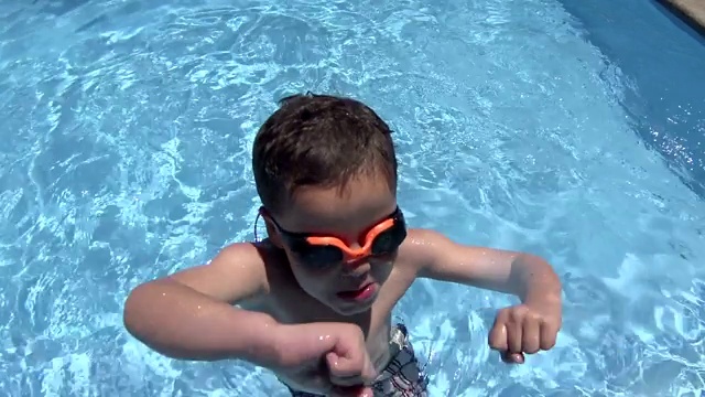 男孩在游泳池里做鬼脸视频下载