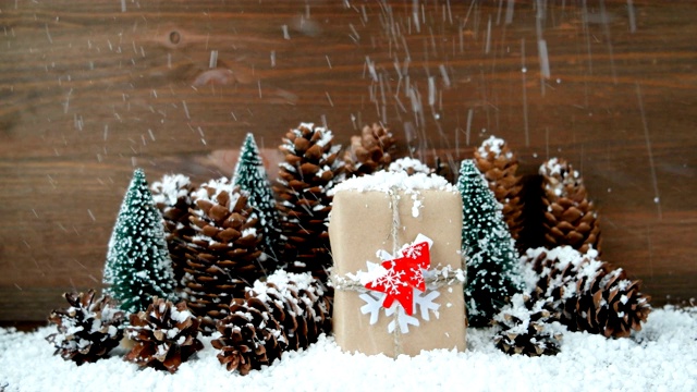 圣诞和新年以雪为背景，以松果为礼物，以红杉树为礼物。视频素材