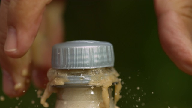 苏打水瓶盖被打开时从瓶中爆炸视频下载