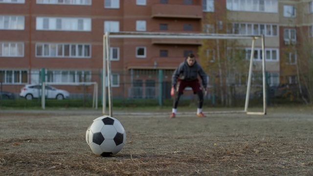 足球运动员在户外练习击球视频素材