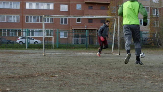 两名职业足球运动员在户外训练视频素材