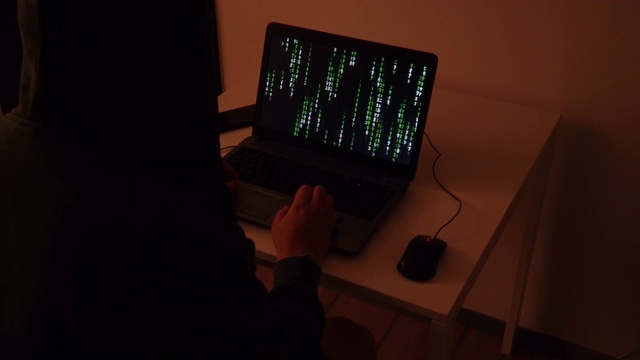黑黑客在电脑上写代码，代码雨突然冒出来视频素材
