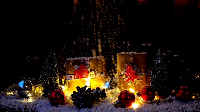 圣诞节和新年的背景与礼物。用牛皮纸包裹的礼物，上面有节日的标志——心形和冷杉树。视频素材