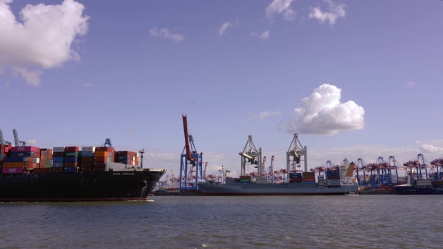 横跨易北河的大型集装箱船，德国汉堡视频素材