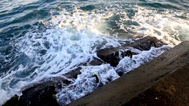 海浪拍打着多岩石的海岸。克里米亚视频素材