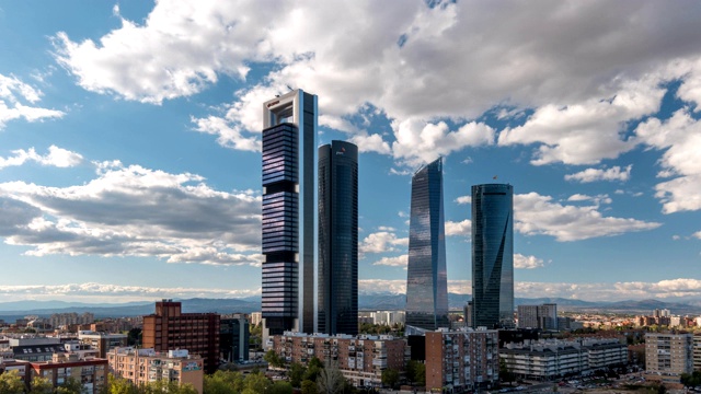 西班牙马德里时间流逝4K，城市天际线时间流逝在金融区四栋大楼视频素材