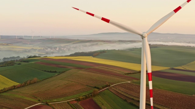 空中风力涡轮机在农村日出视频素材