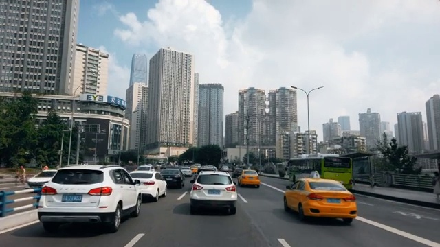 在中国重庆的道路上行驶的汽车。视频下载