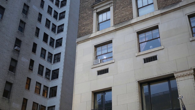 市区办公楼二楼角落办公窗的拍摄视频素材