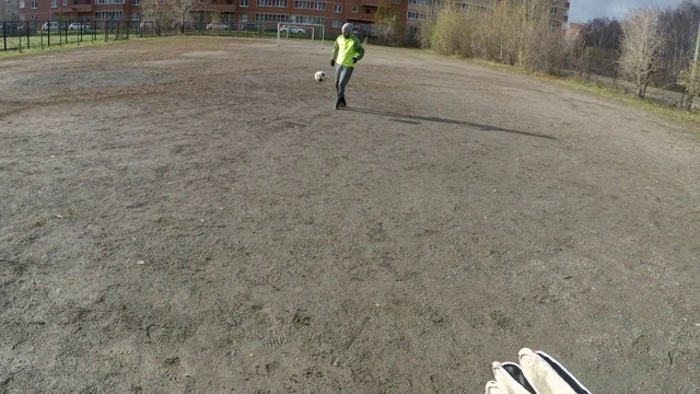 足球守门员在室外训练中接球的POV视频素材