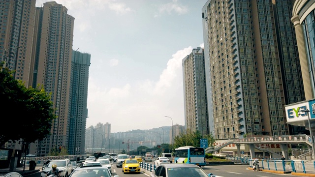 在中国重庆的道路上行驶的汽车。视频素材