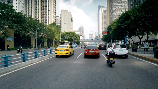 在中国重庆的道路上行驶的汽车。视频素材