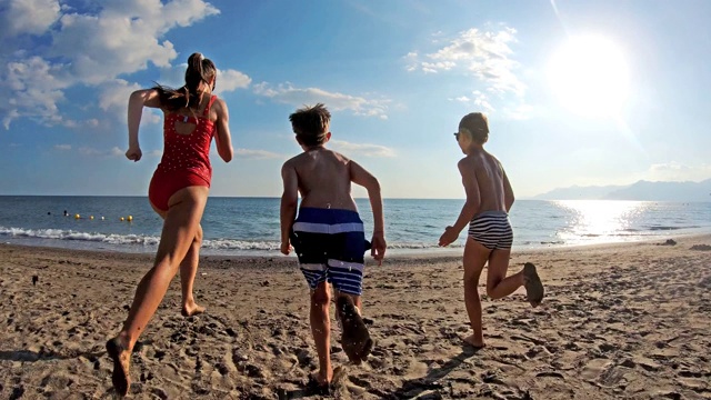 三个孩子在海边玩耍视频下载