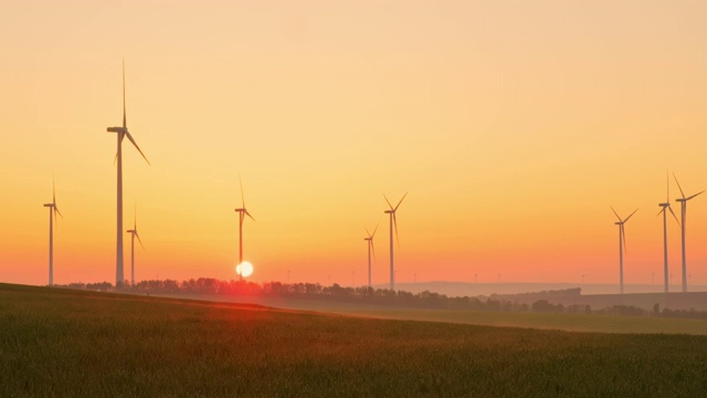 DS可再生能源与风力涡轮机在日出视频素材