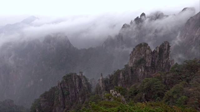 雾在黄山，被称为黄山，中国安徽。视频素材