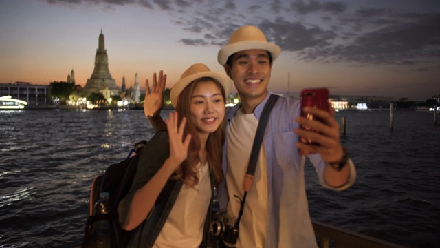 年轻夫妇游客用手机自拍视频素材