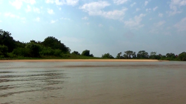 在巴西潘塔纳尔库亚巴水域航行。视频素材
