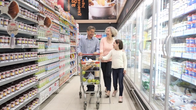拉丁家庭在超市购物-老年人和孙子在超市视频素材