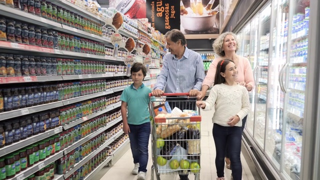 拉丁家庭在超市购物-老年人和孙子在超市视频素材