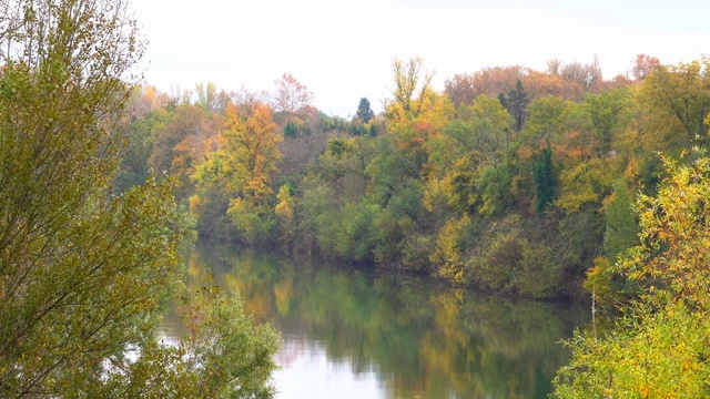 美丽宁静的秋景。视频素材