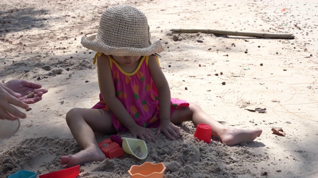 女孩在沙滩上玩沙子视频素材
