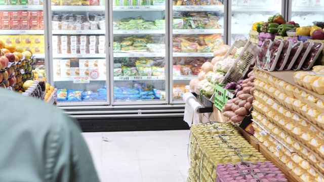超市的销售经理负责新鲜水果和蔬菜的销售视频素材