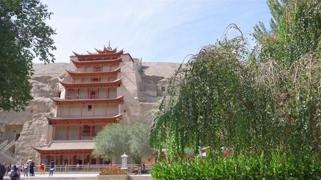 中国甘肃敦煌莫高窟的古代佛教建筑视频素材