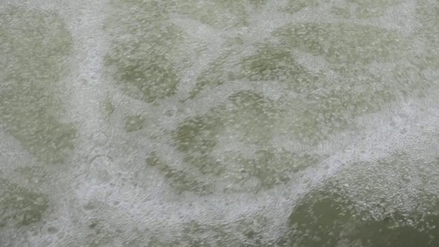 急流瀑布中冒泡的水视频素材