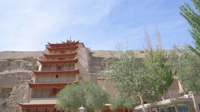 中国甘肃敦煌莫高窟的古代佛教建筑视频素材