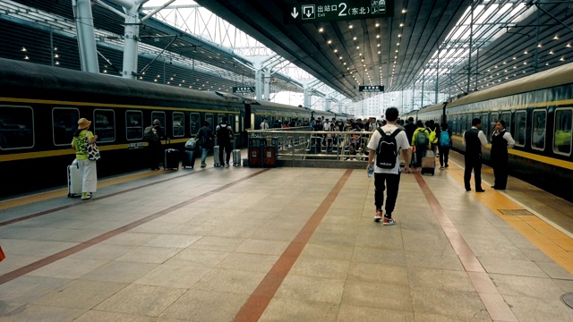 中国北京火车站站台一览。视频素材