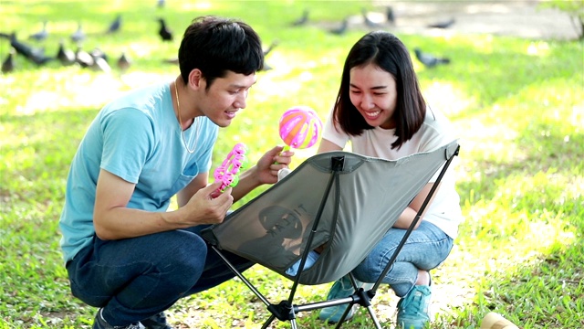 小男孩和爸爸妈妈在公园里玩。亚洲的家庭。视频素材