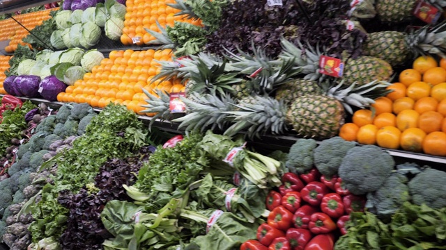 在超市购物-水果和蔬菜部视频素材