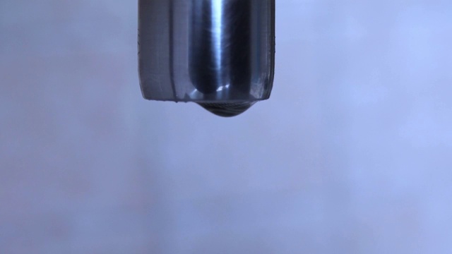 水龙头:龙头上有水滴滴落视频素材
