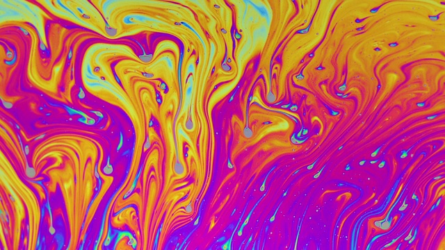 宏观肥皂泡创造了一个彩色和迷幻的背景视频素材