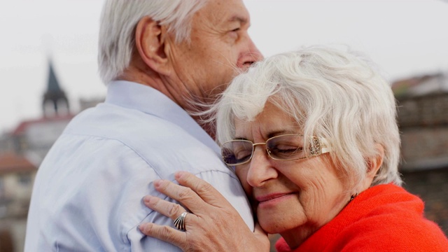 一对老年夫妇拥抱在一起视频素材