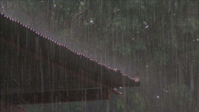 雨水从建筑物的屋顶飞溅下来。视频素材