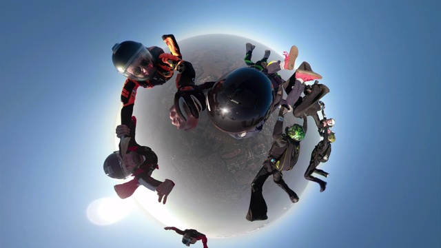跳伞者以自由落体的姿态跳跃，带着360度的摄像机视频下载