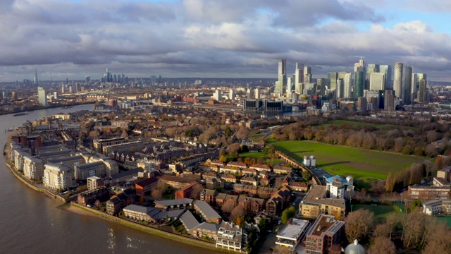 从泰晤士河俯瞰美丽的伦敦城市全景。视频素材