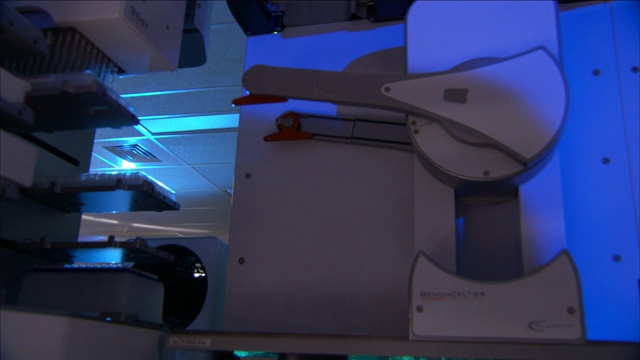 机器人设备在实验室中运行。视频素材
