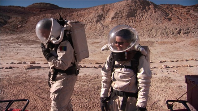 两名宇航员在火星表面击掌。视频素材