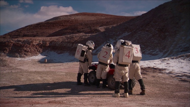 一名宇航员走向一群在ATV上工作的宇航员同伴。视频素材
