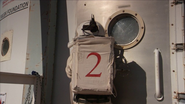 宇航员离开火星表面的一个居住舱。视频下载